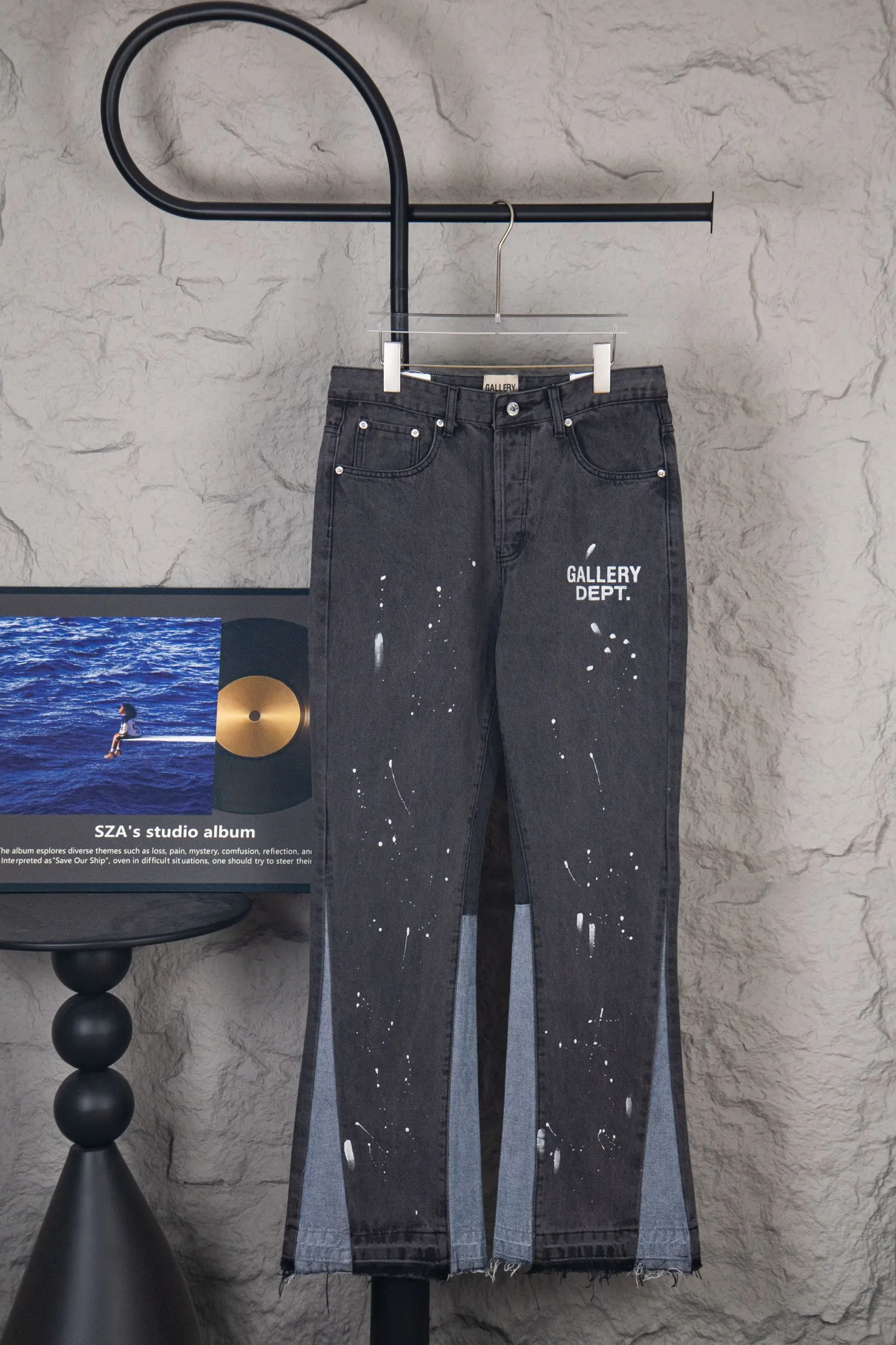Style number: M401 P250 GALLERY DEPT. Spliced ​​ink splash denim print logo bell bottoms washed jeans Color: black blue Code number: 28 30 32 34